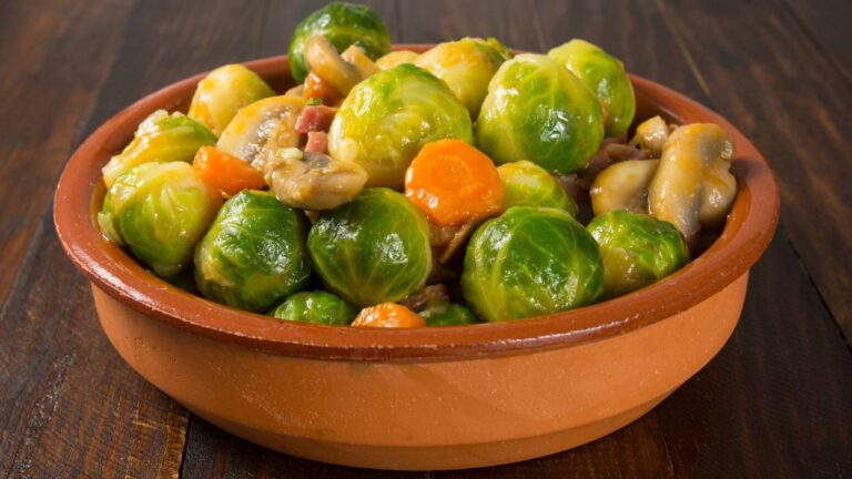 Gotowana brukselka z warzywami i mięsem, podana w ceramicznej misce