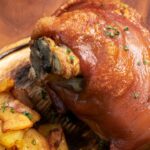 Gotowane golonko wieprzowe z pieczonymi ziemniaczkami