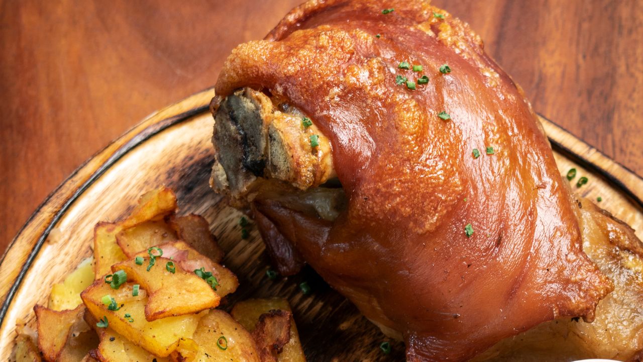 Gotowane golonko wieprzowe z pieczonymi ziemniaczkami