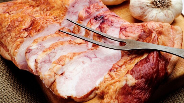 Gotowany boczek pokrojony w plastry