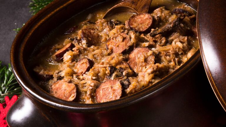 Bigos z kiełbasą podany w kamionkowym naczyniu