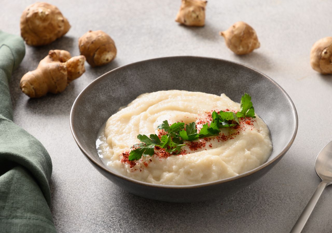 Krem z topinamburu podany z natką pietruszki i chili