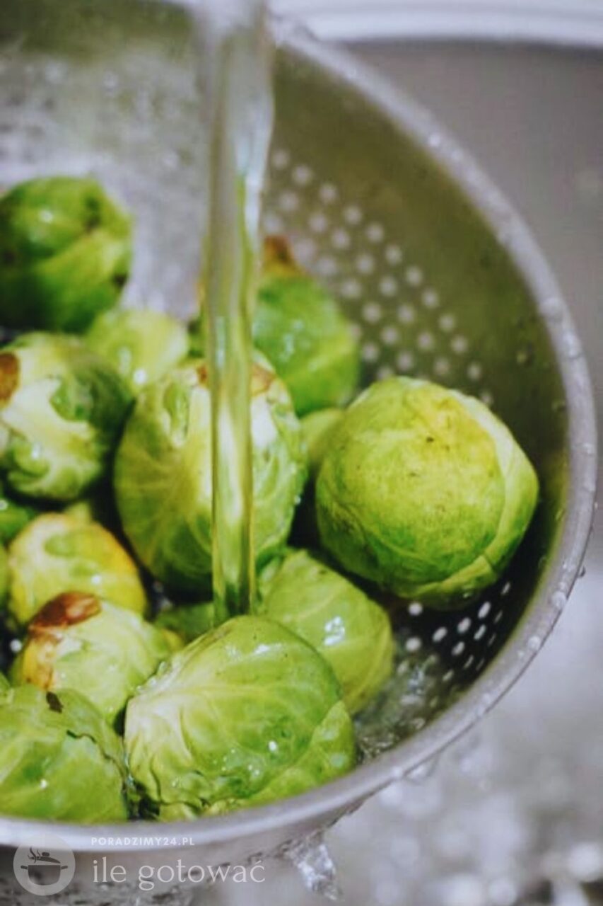 Płukanie świeżej brukselki na durszlaku przed gotowaniem