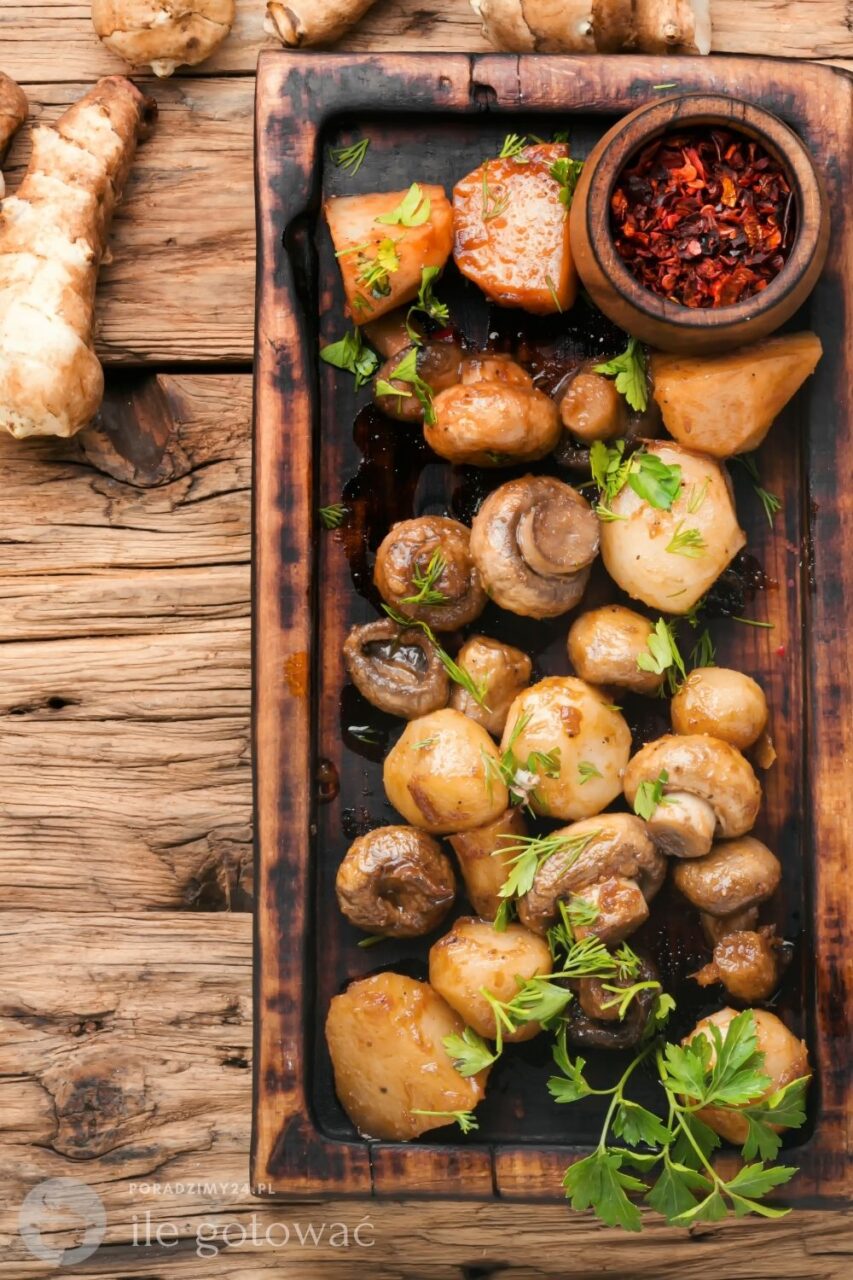 Topinambur podany z pieczarkami, posypany świeżą natką pietruszki