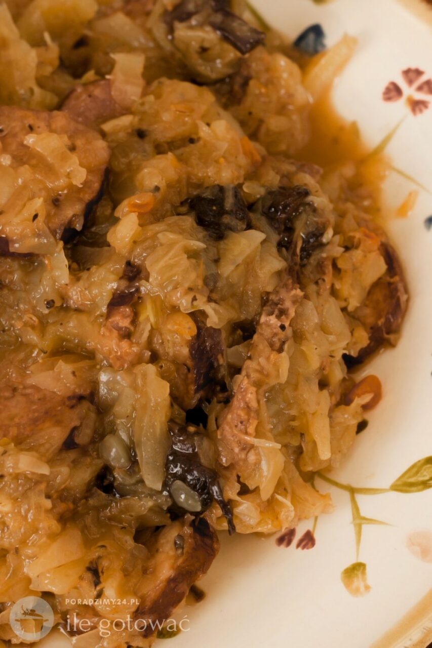 Bigos z dodatkiem grzybów i śliwek