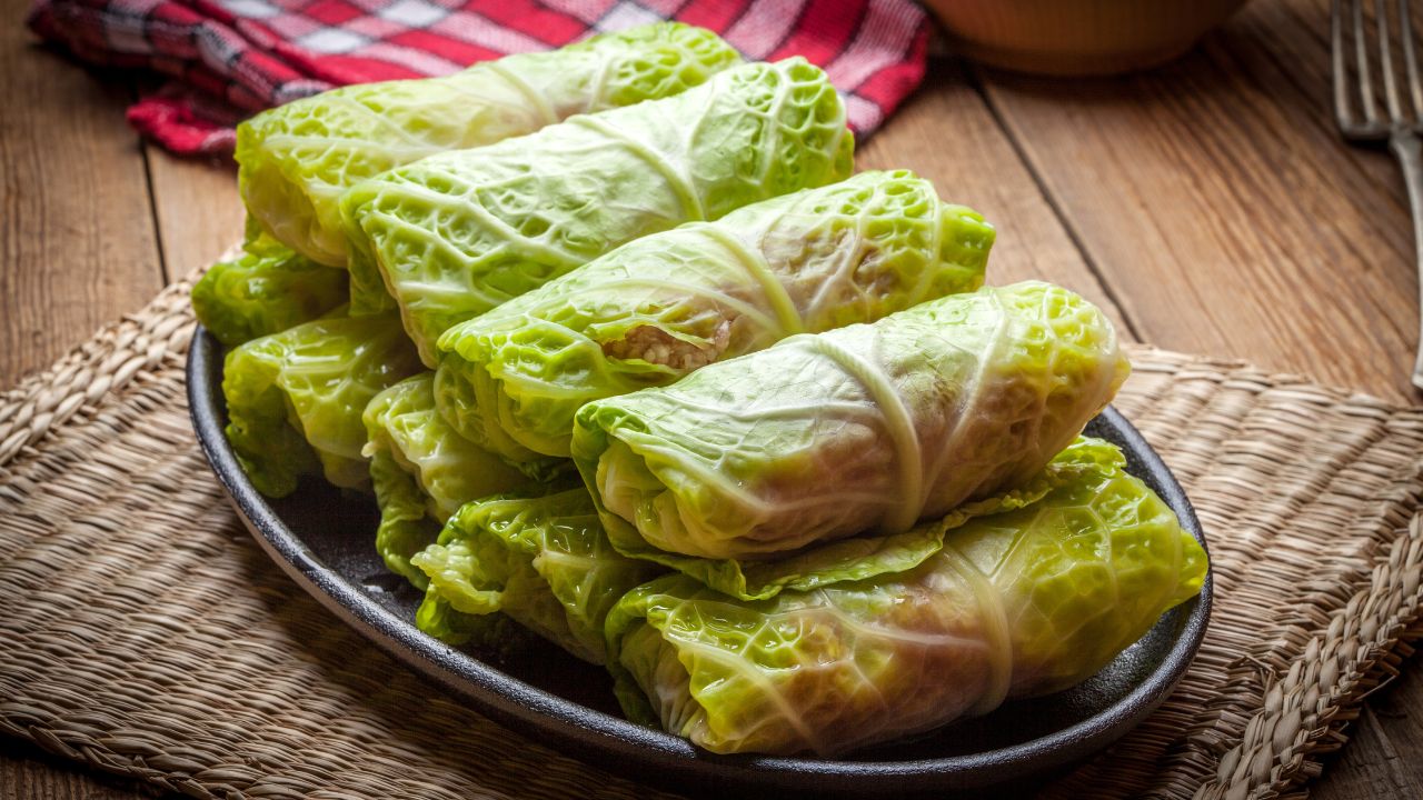 Gołąbki z kapusty włoskiej podane na półmisku