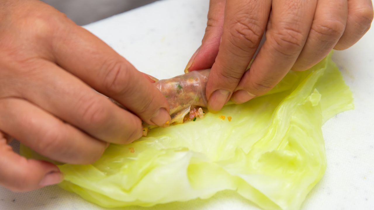 Zawijanie farszu na gołąbki w liście sparzonej kapusty
