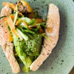 Łosoś na gotowany parze podany z warzywami i dressingiem