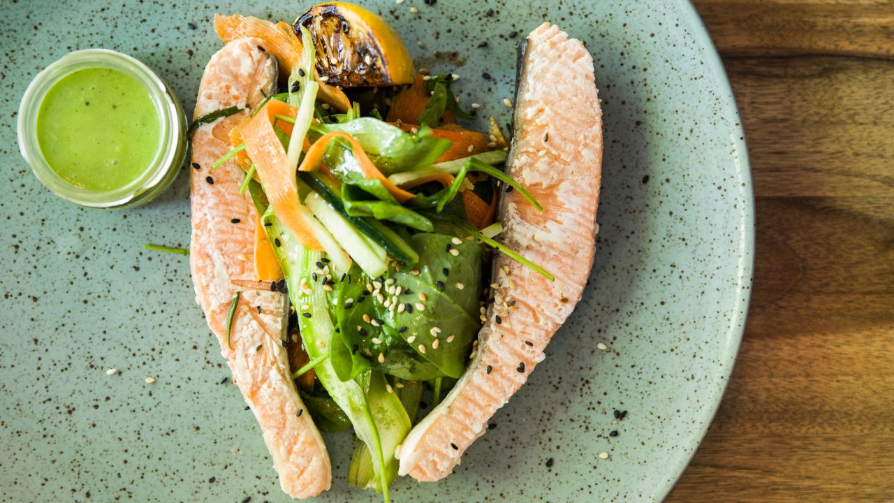 Łosoś na gotowany parze podany z warzywami i dressingiem