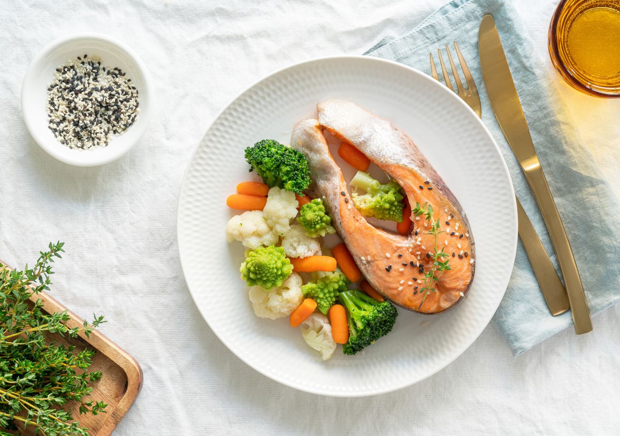 Łosoś gotowany na parze  z kalafiorkami, brokułami  młodą marchewką