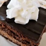 Rumuński tort amandine udekorowany domową polewą z gorzkiej czekolady