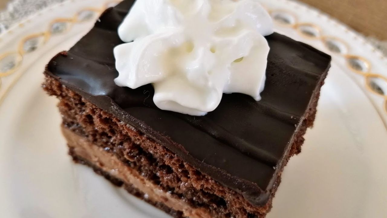 Rumuński tort amandine udekorowany domową polewą z gorzkiej czekolady