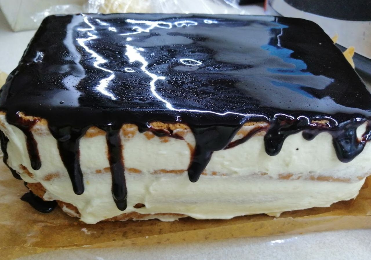 Lśniąca polewa kakaowa na miodowniku królewskim