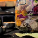 Śledzie marynowane w słoiku z dodatkiem przypraw i marchewki