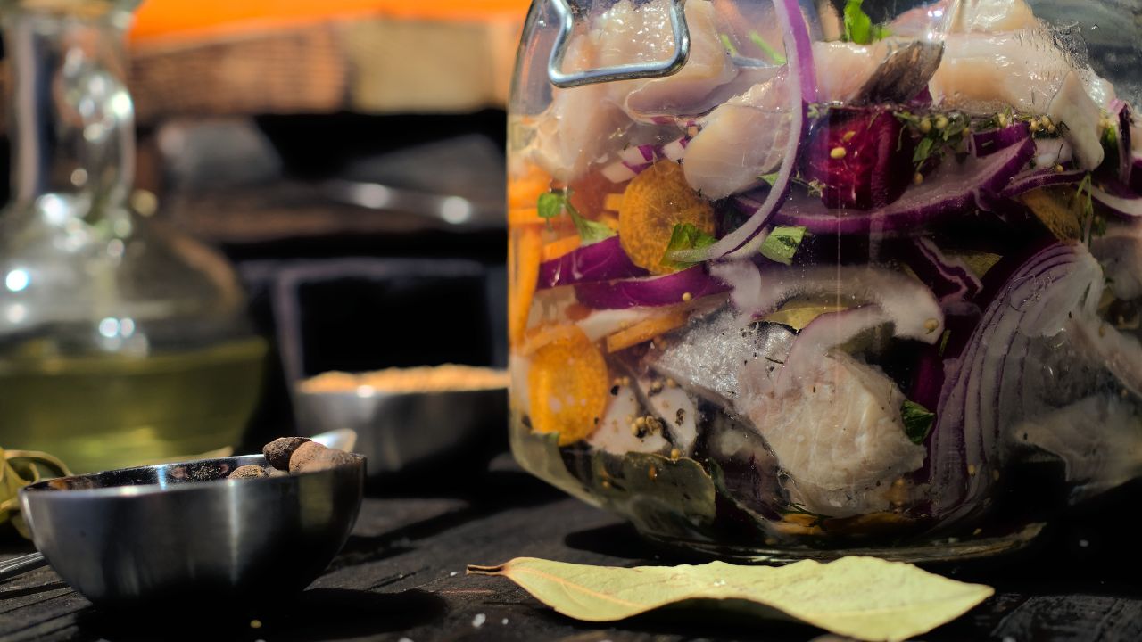 Śledzie marynowane w słoiku z dodatkiem przypraw i marchewki