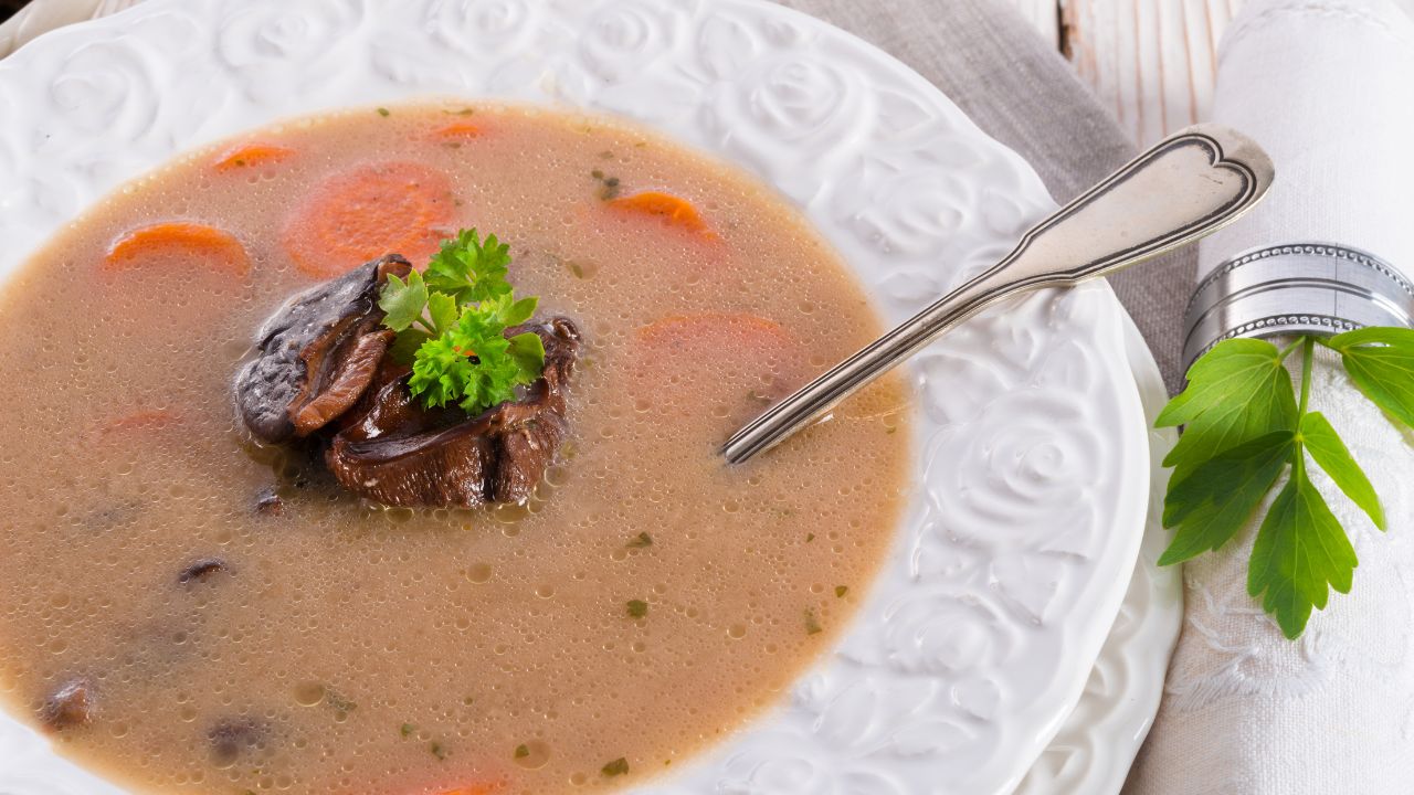 Wigilijna zupa grzybowa z suszonych grzybów