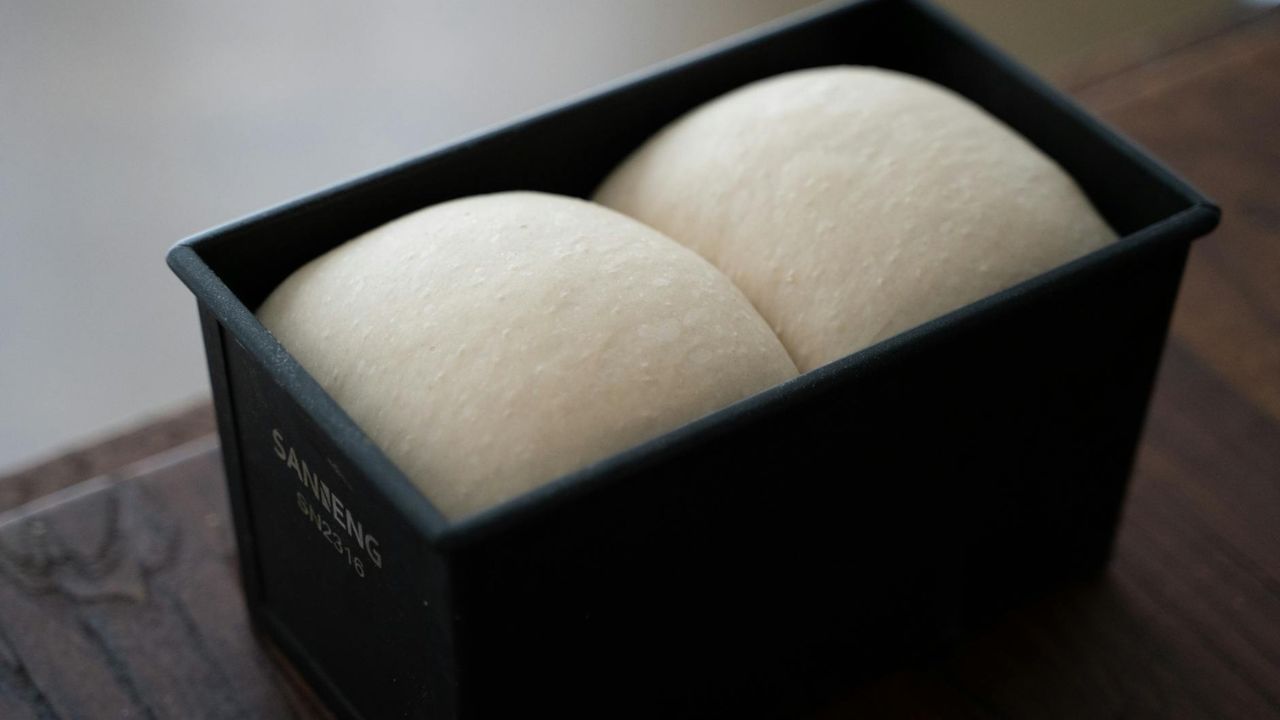 Kluski na parze w czarnym pojemniku